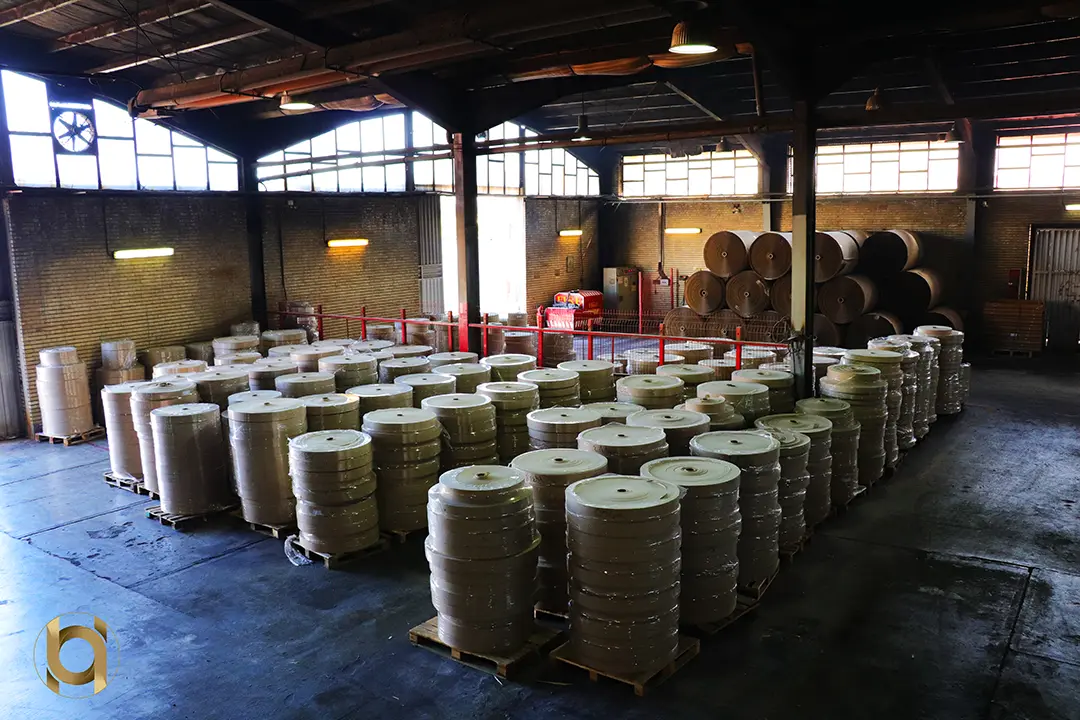 انبار رول های مقوایی برش خورده هستی بوبین کار